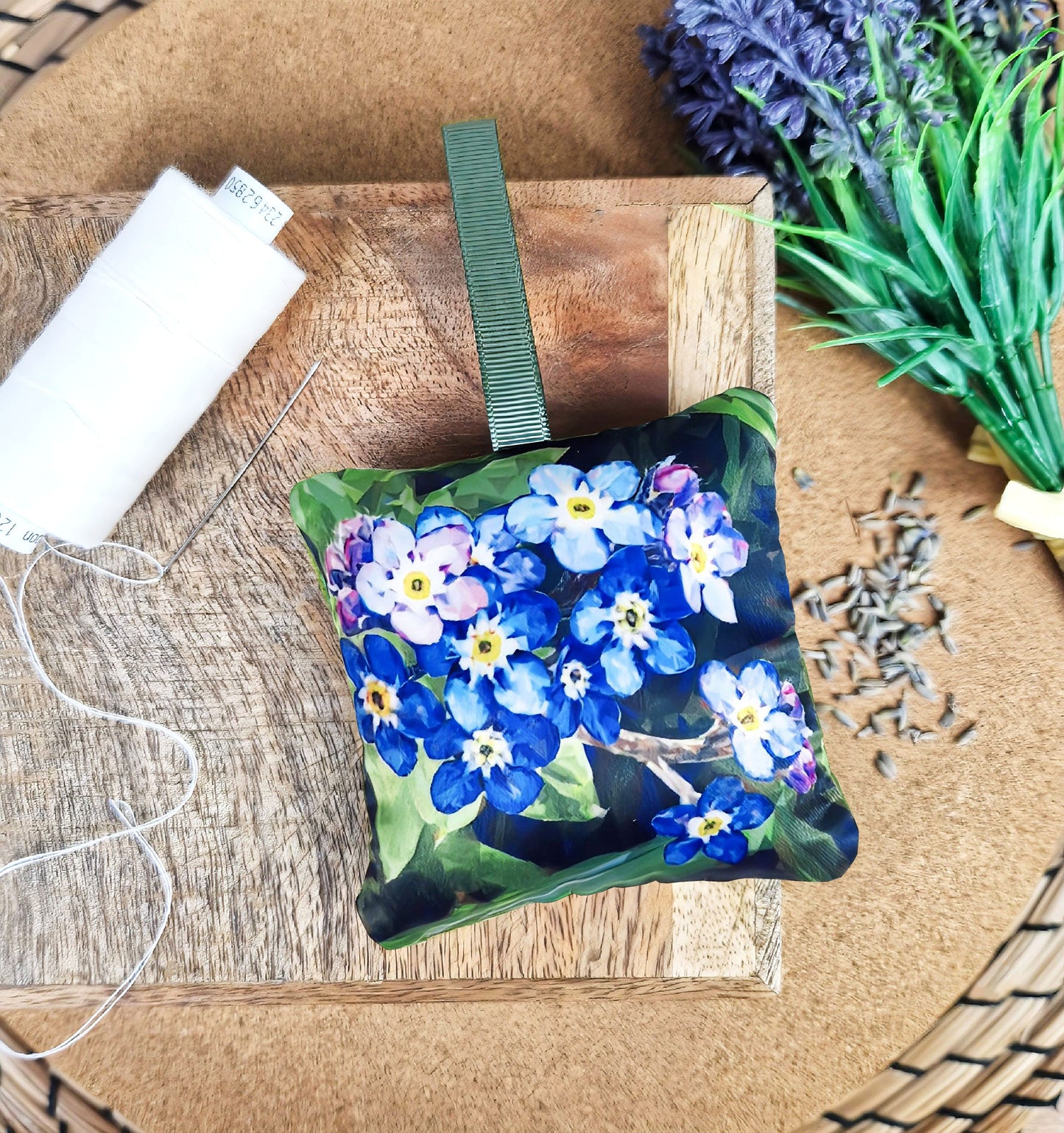 Handmade forget-me-not flower illustration sachet | English dried lavender | Scent