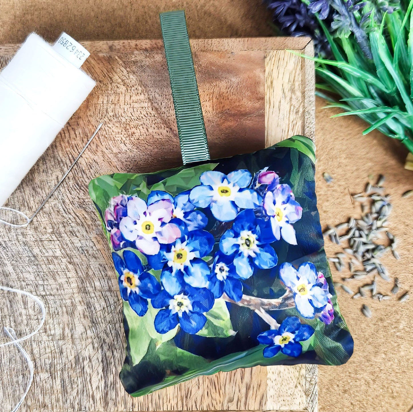 Handmade forget-me-not flower illustration sachet | English dried lavender | Scent