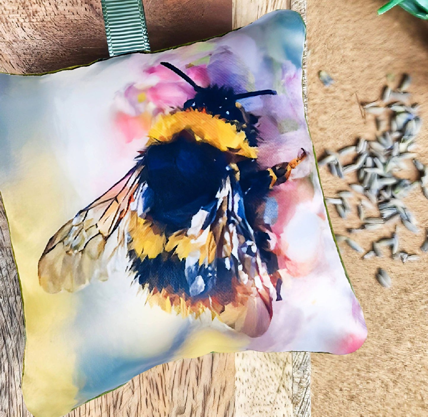 Handmade buff-tailed bumblebee illustration sachet | English dried lavender | British gardens