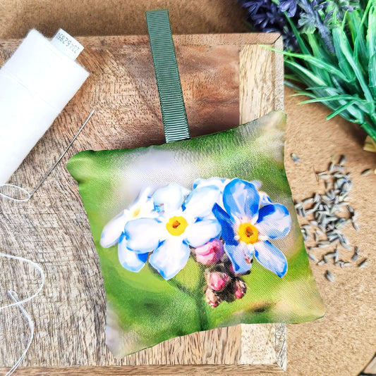 Handmade forget-me-not flower illustration sachet | English dried lavender | Scent