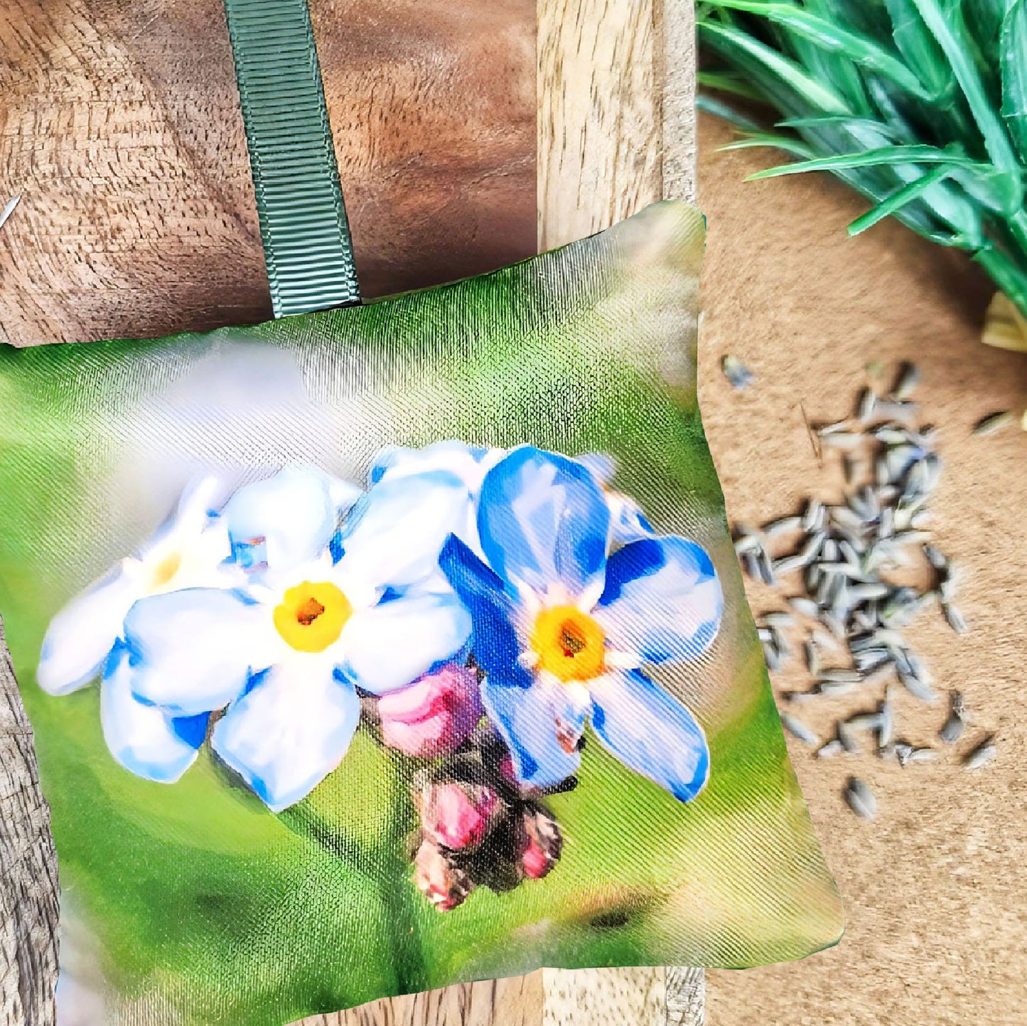 Handmade forget-me-not flower illustration sachet | English dried lavender | Scent