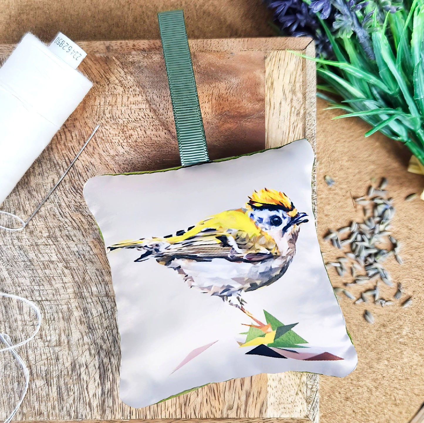 Handmade goldcrest bird illustration sachet | English dried lavender