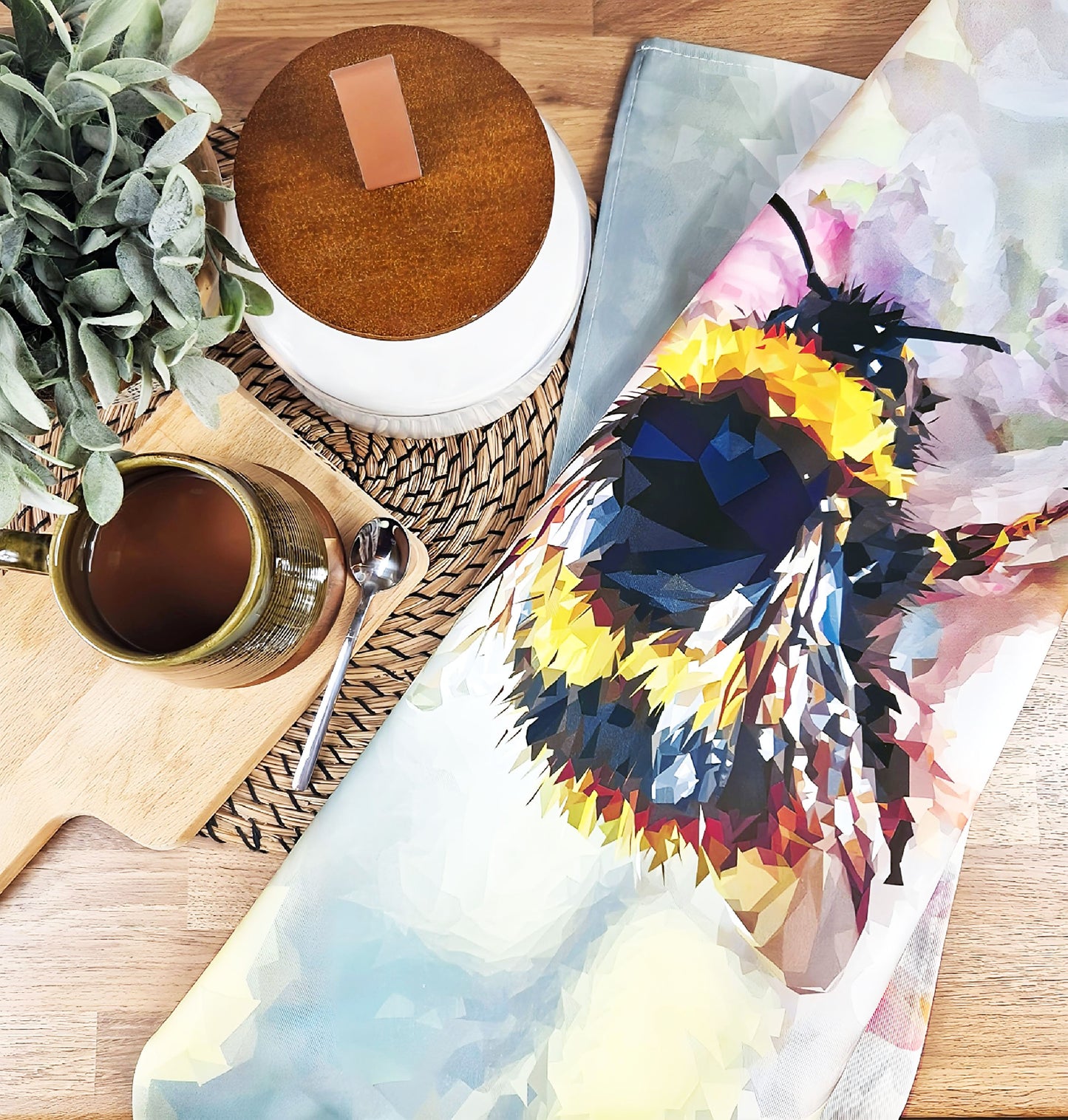 Buff-tailed bumblebee tea towel | 100% cotton | British gardens | Wildlife illustration